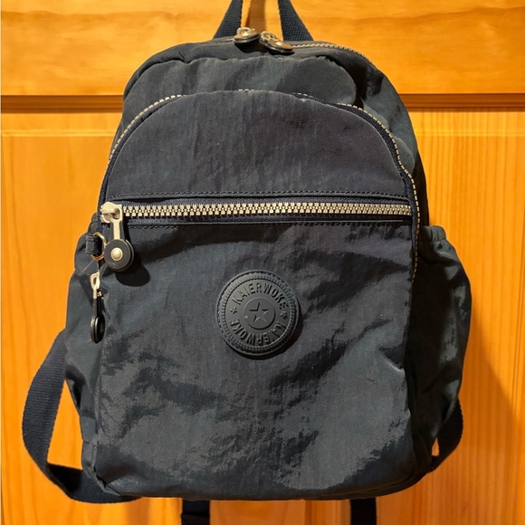 "Kaierwoke" backpack with silver zippers and a circular logo on the front - Picture 1 of 12